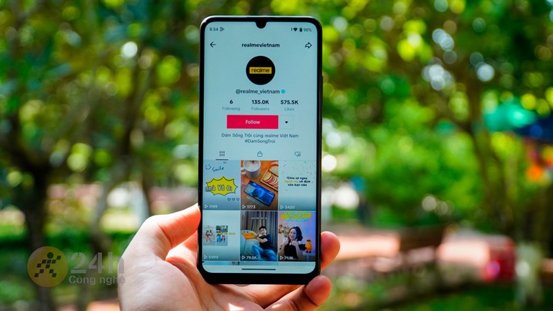 Viên pin khủng cùng sạc nhanh 33 W sẽ là trợ thủ đắc lực của người dùng