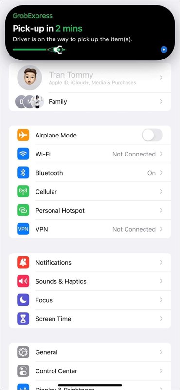Bạn có thể xem thông báo tài xế đang tới bằng Dynamic Island mà không cần mở ứng dụng Bạn có thể xem thông báo tài xế đang tới bằng Dynamic Island mà không cần mở ứng dụng