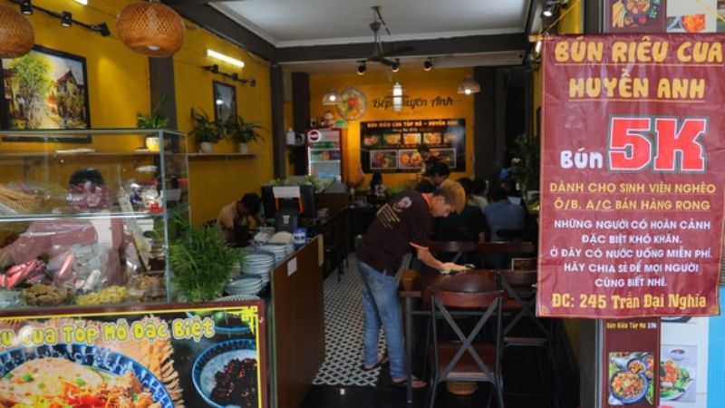 "Bếp Huyền Anh" là một quán bún 5k nằm tại phố Trần Đại Nghĩa