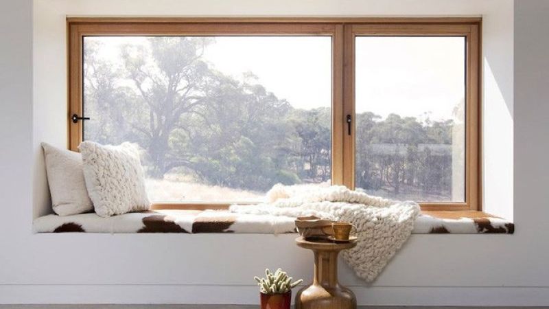 A more convenient living room if you combine the window area into a resting area