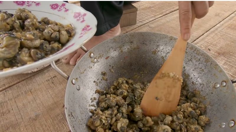 Telling you how to make bitter snails with lemongrass and chili and bring rice