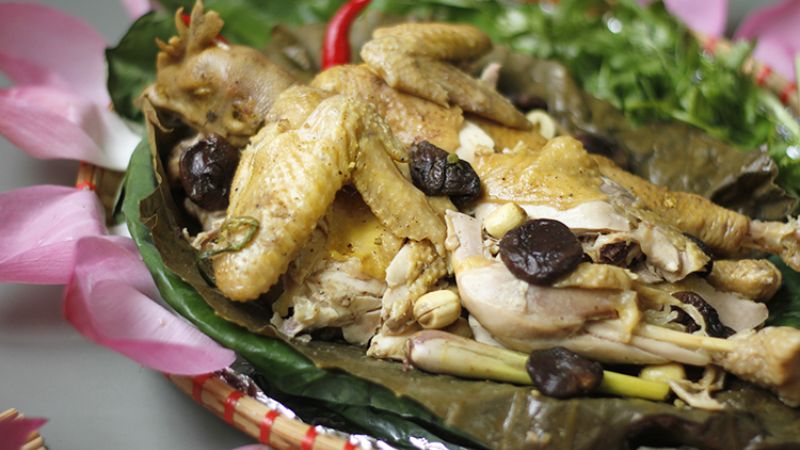 How to make delicious and nutritious steamed chicken with lotus leaves for the whole family