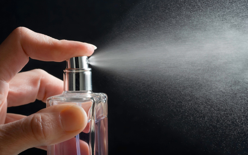 Nên xịt nước hoa lên da hay quần áo?