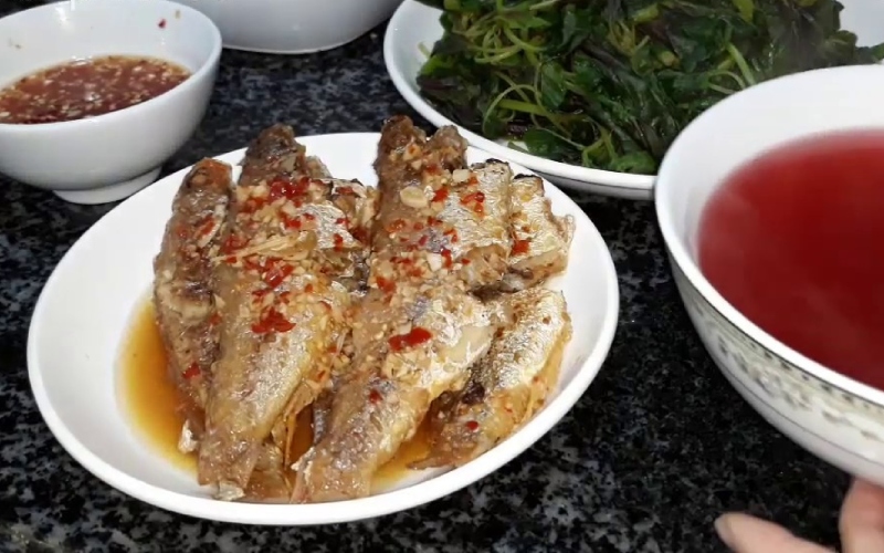 How to make fried alum fish with spicy, spicy chili garlic sauce