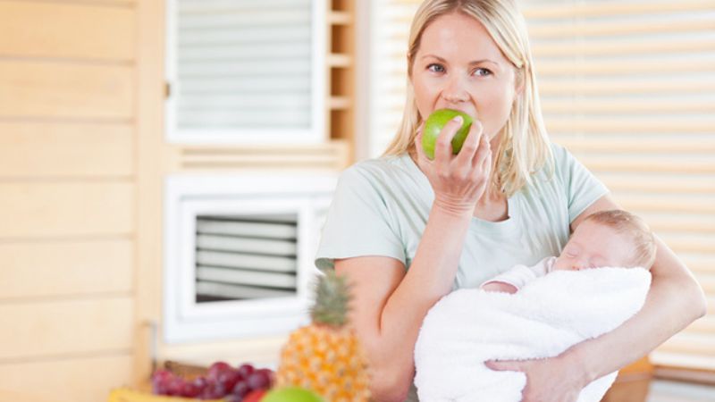 Do bé nhạy cảm với thực phẩm mẹ tiêu thụ hằng ngày Do bé nhạy cảm với thực phẩm mẹ tiêu thụ hằng ngày