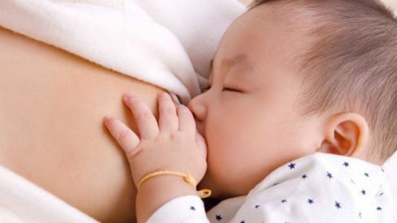 Thích bú bên ngực này hơn bên còn lại Thích bú bên ngực này hơn bên còn lại