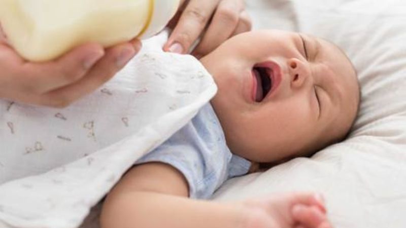Bé muốn ợ hơi hoặc xì hơi Bé muốn ợ hơi hoặc xì hơi