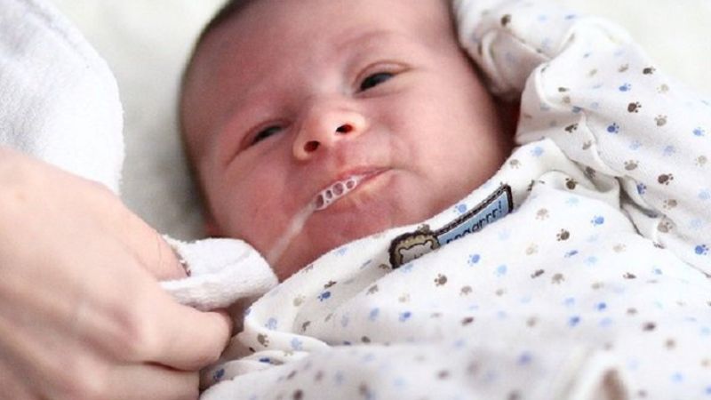Bé bị trào ngược dạ dày - thực quản Bé bị trào ngược dạ dày - thực quản