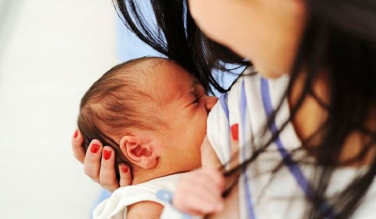 14 nguyên nhân khiến bé khóc khi bú mẹ và cách khắc phục