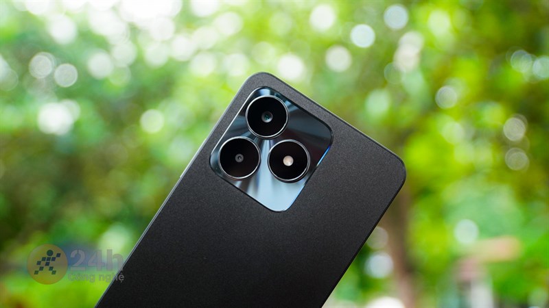 Điểm nhấn của mặt sau realme C53 là cụm camera có kích thước lớn.