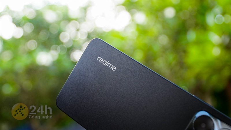 Logo realme được đặt ở góc dưới cùng bên trái của mặt lưng realme C53.