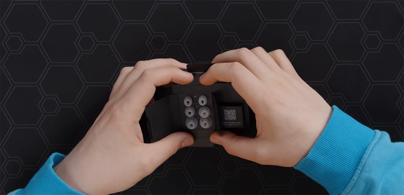 Bên trong hộp đựng Beats Studio Buds+ có 3 cặp nút tai nghe nhiều kích thước khác nhau Bên trong hộp đựng Beats Studio Buds+ có 3 cặp nút tai nghe nhiều kích thước khác nhau