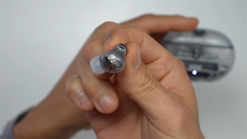 Tai nghe Beats Studio Buds+ cũng được thiết kế theo dạng trong suốt Tai nghe Beats Studio Buds+ cũng được thiết kế theo dạng trong suốt