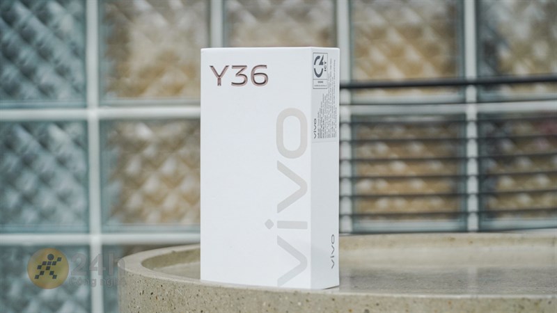 Hộp đựng của Vivo Y36 có hai tone màu chủ đạo là trắng và bạc. Hộp đựng của Vivo Y36 có hai tone màu chủ đạo là trắng và bạc.