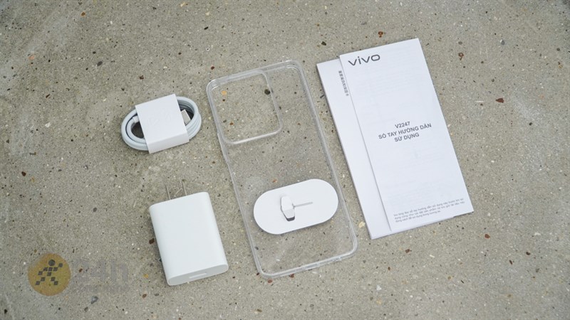 Bên trong hộp bạn sẽ bắt gặp Vivo Y36, sách hướng dẫn sử dụng, que chọc SIM, củ sạc, cáp và ốp lưng. Bên trong hộp bạn sẽ bắt gặp Vivo Y36, sách hướng dẫn sử dụng, que chọc SIM, củ sạc, cáp và ốp lưng.