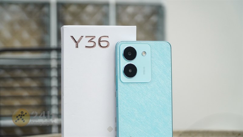 Mặt sau của Vivo Y36 còn được tạo điểm nhấn bởi cụm camera có kích thước lớn. Mặt sau của Vivo Y36 còn được tạo điểm nhấn bởi cụm camera có kích thước lớn.
