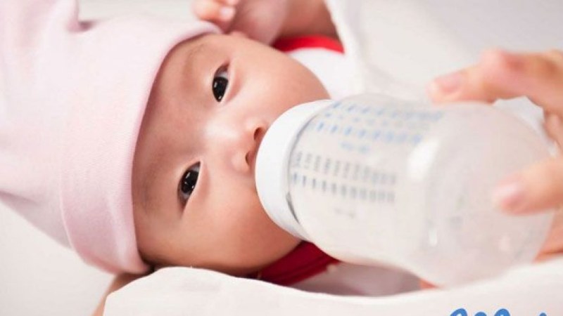 Con có thể bị nhiễm trùng khi uống sữa từ mẹ khác
