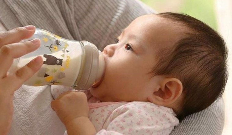 Vì sao không nên xin sữa mẹ của người khác cho con uống?