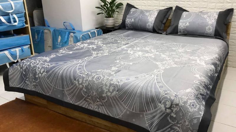 Clean the air conditioning blanket with a soft cloth