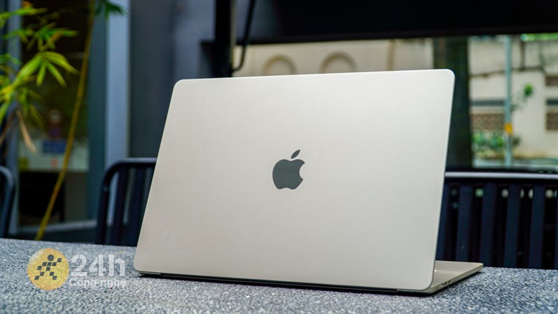 MacBook Air 15 inch sở hữu thiết kế mỏng nhẹ, vuông vức và sang trọng.