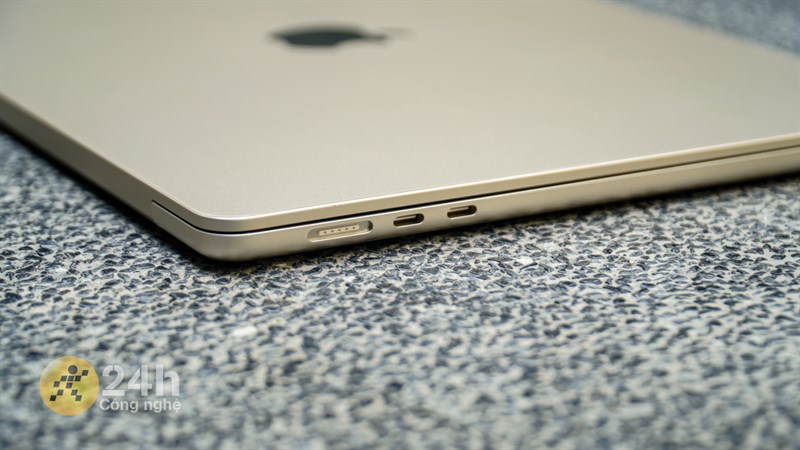 Cạnh trái của MacBook Air 15 inch