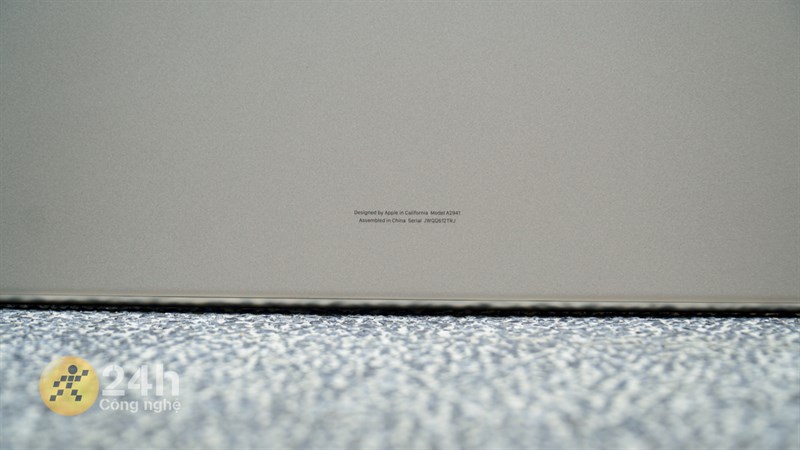 Ở phía cạnh dưới của mặt sau MacBook Air 15 inch là thông tin về nơi sản xuất và số serial của thiết bị.