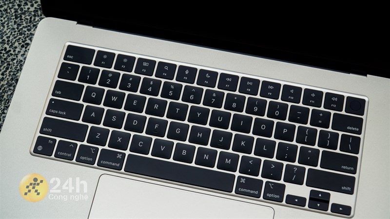 MacBook Air 15 inch vẫn có bàn phím layout 75% quen thuộc