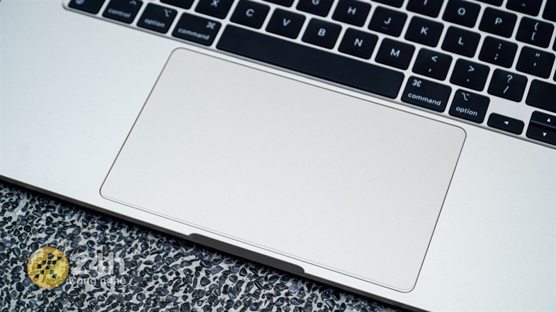 TouchPad của MacBook Air 15 có kích thước lớn, mình có thể thoải mái thao tác trên bàn rê chuột này.