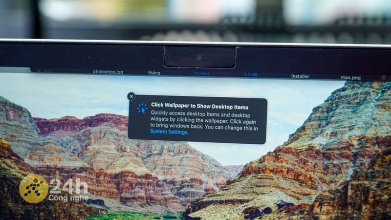 Phần khuyết chứa webcam của MacBook Air 15 inch có hơi dày một chút so với những mẫu MacBook Pro 2021 trở về sau.