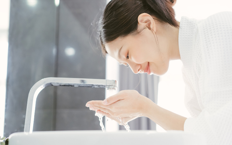 Rửa mặt bằng nước muối sinh lý đem lại nhiều lợi ích cho làn da