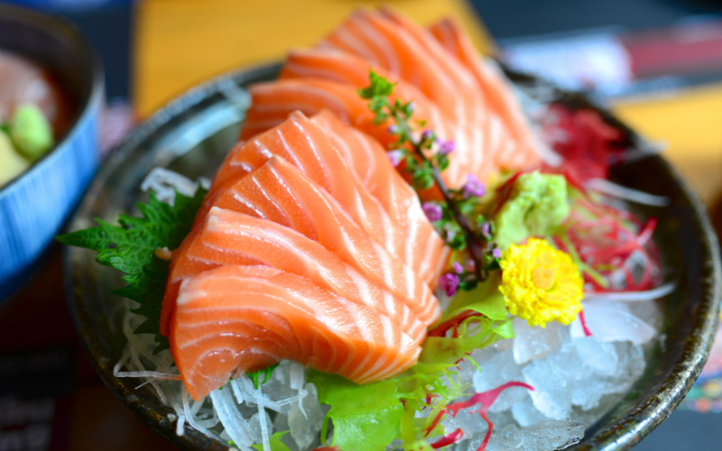 Cá hồi ăn sống có tốt không? 