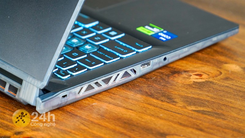 Cạnh trái của MSI Cyborg 15 A12VE