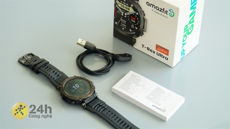 Bên trong hộp bạn sẽ bắt gặp Amazfit T-Rex Ultra, sách hướng dẫn sử dụng và cáp sạc.
