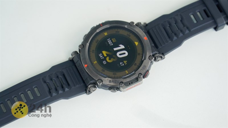 Khung viền màn hình của Amazfit T-Rex Ultra sử dụng chất liệu thép không gỉ 316L bền bỉ, chắc chắn.