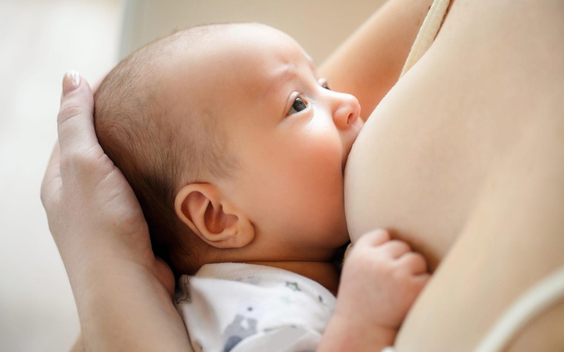 Các bước cho con ngậm bắt bú đúng cách Các bước cho con ngậm bắt bú đúng cách