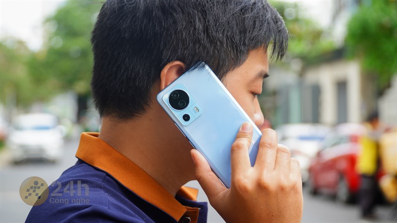 Độ mỏng của Xiaomi 13 Lite đôi lúc lại gây khó khăn cho những ai có đôi tay lớn khi dùng trần Độ mỏng của Xiaomi 13 Lite đôi lúc lại gây khó khăn cho những ai có đôi tay lớn khi dùng trần