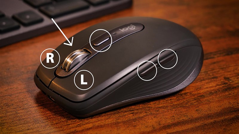 Thiết bị sở hữu các cạnh bo tròn và báng cầm bọc cao su êm ái.