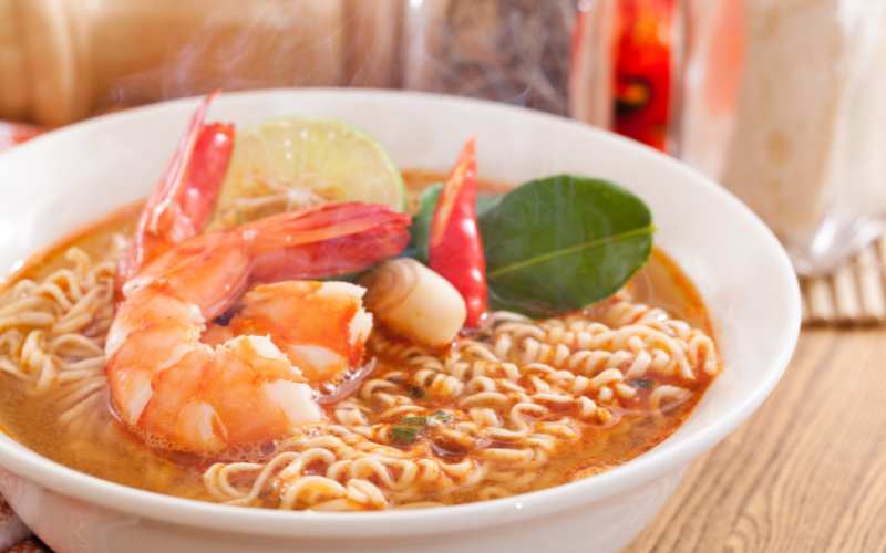 Phụ nữ sau sinh không nên ăn mì tôm