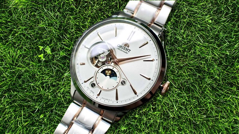 Đồng hồ còn đươc trang bị chống nước 3 ATM Đồng hồ còn đươc trang bị chống nước 3 ATM