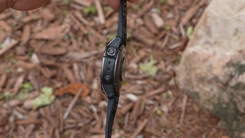 Cạnh phải của Garmin Fenix 7 PRO.