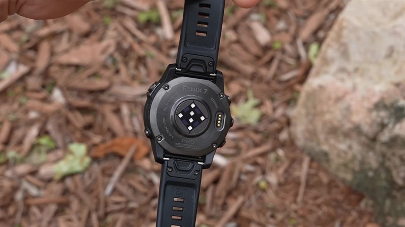 Mặt sau của Garmin Fenix 7 PRO.