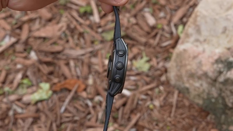 Cạnh trái của Garmin Fenix 7 PRO.