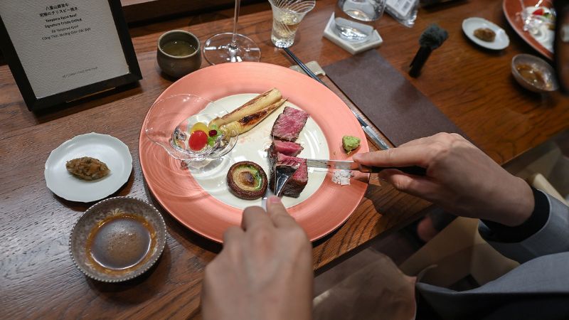 Thực khách dùng bữa của nhà hàng Hibana by Koki