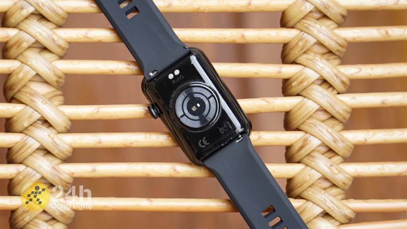 Mặt sau BeFit WatchFit chứa đầy đủ cảm biến chuyên dụng cần thiết