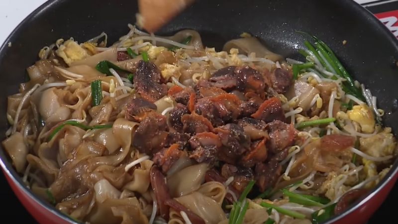 How to make nutritious fried noodles with blood cockles for the whole family