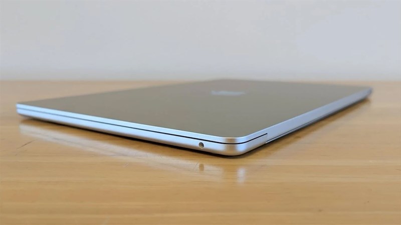 Cạnh trái của MacBook Air 15 inch với cổng tai nghe 3.5 mm Cạnh trái của MacBook Air 15 inch với cổng tai nghe 3.5 mm