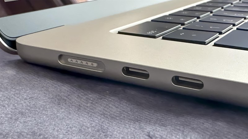 Cạnh phải của MacBook Air 15 inch với 2 cổng USB-C và cổng sạc MagSafe Cạnh phải của MacBook Air 15 inch với 2 cổng USB-C và cổng sạc MagSafe