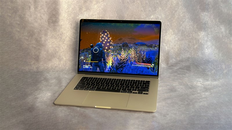 MacBook Air 15 inch được trang bị RAM 16 GB và ổ cứng SSD 512 GB