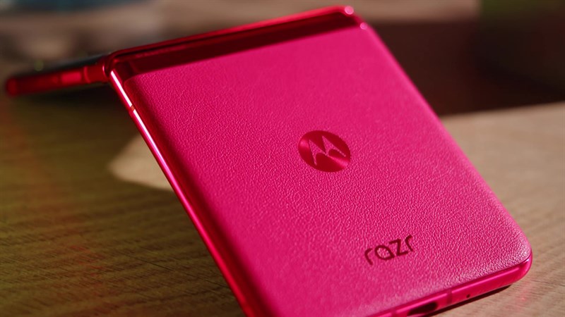 Màu Viva Magenta trên Motorola Razr 40 Ultra với da thuộc nhân tạo mang đến cảm giác êm ái và mịn màng khi chạm tay.