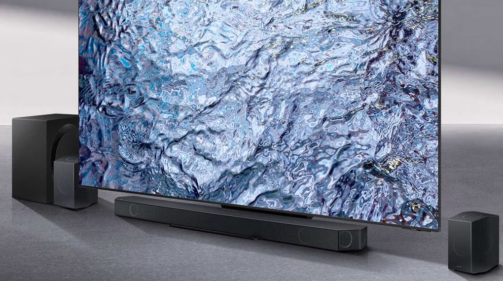 Loa thanh Samsung HW-Q990C/XV gồm có 1 loa thanh, 1 loa sub và 2 loa vệ tinh thiết kế tinh tế, gam màu đen đồng nhất